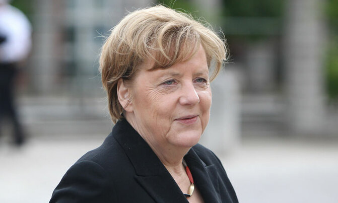 Europe's 'Queen' Merkel clings onto power Europe's 'Queen' Merkel clings onto power