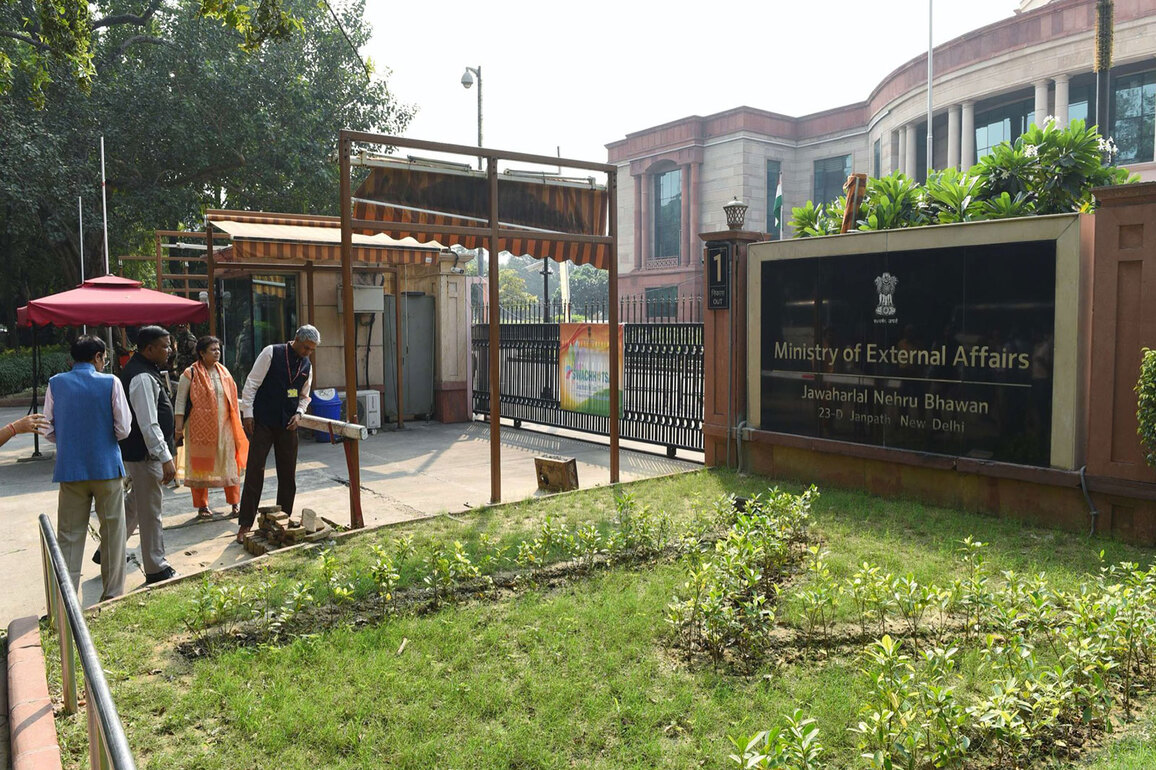 Secretary (East) reviews cleanliness drive at MEA headquarters under Swachhata Campaign 5.0