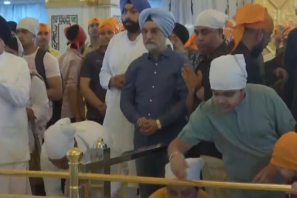 Delhi LG Taranjit Singh Sandhu performs Seva at Gurudwara Bangla Sahib
