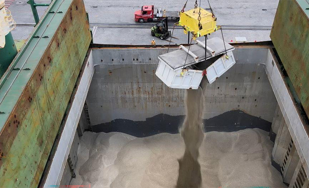 Carregamento de navio com lítio produzido pela Sigma grota do cirilo