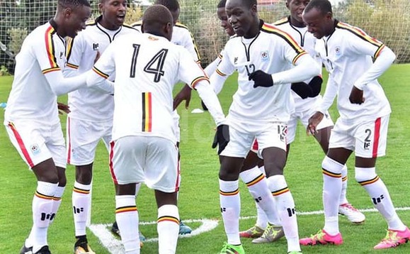 Abazannyi ba Uganda nga basanyukira Ggoolo gyebaasoose okuteeba mu kitundu ky'omuzannyo eky'asoose Abazannyi ba Uganda nga basanyukira Ggoolo gyebaasoose okuteeba mu kitundu ky'omuzannyo eky'asoose