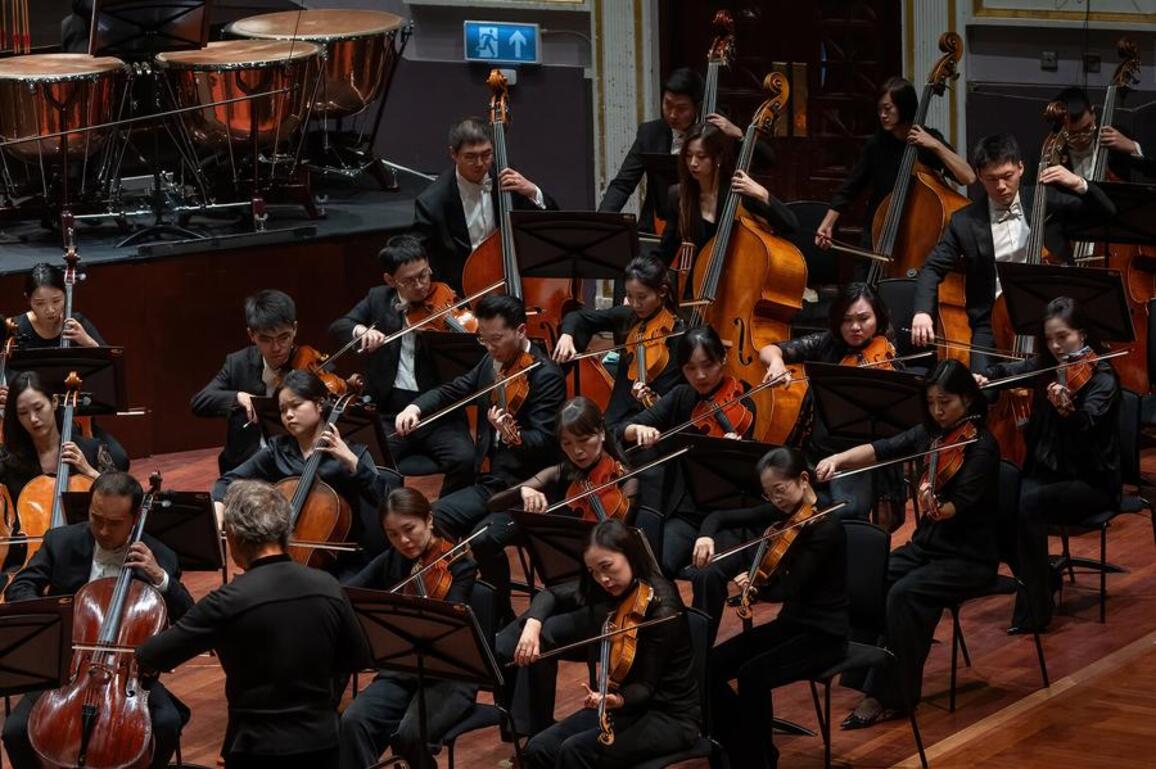 Chinese orchestra opens European tour with performances, cultural exchange in Britain