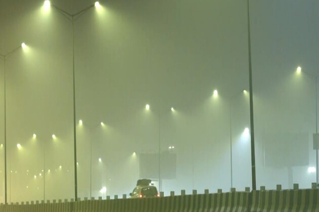 Fog engulfs northern India as people wake upto a chilly morning