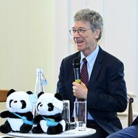 Interview: U.S. attempts to curb China doomed to fail, says U.S. economist