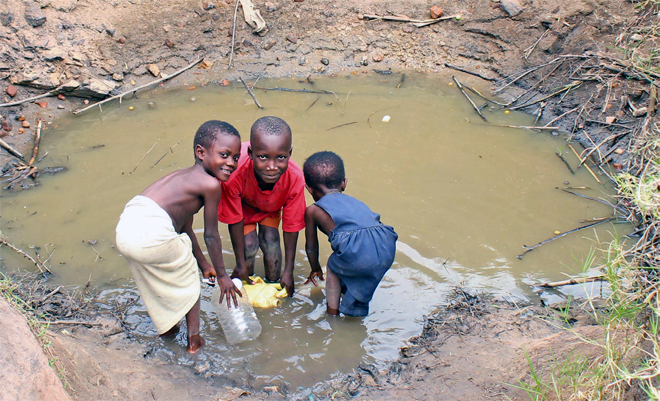hildren fetching water in a contaminated waterwell in ongo ayunga district ue to the prolonged drought wells have dried up hoto by ony ujuta 