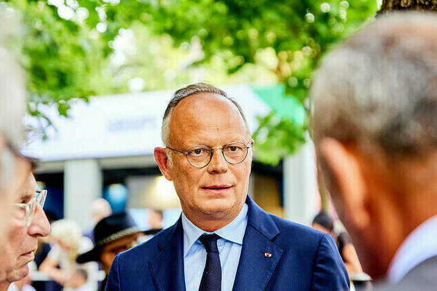 Macron must resign  Frances former PM