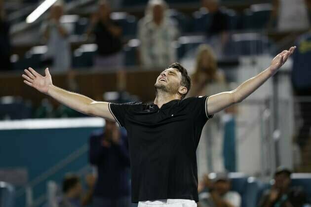 Italy clinches 3rd straight Davis Cup with sweep of Spain