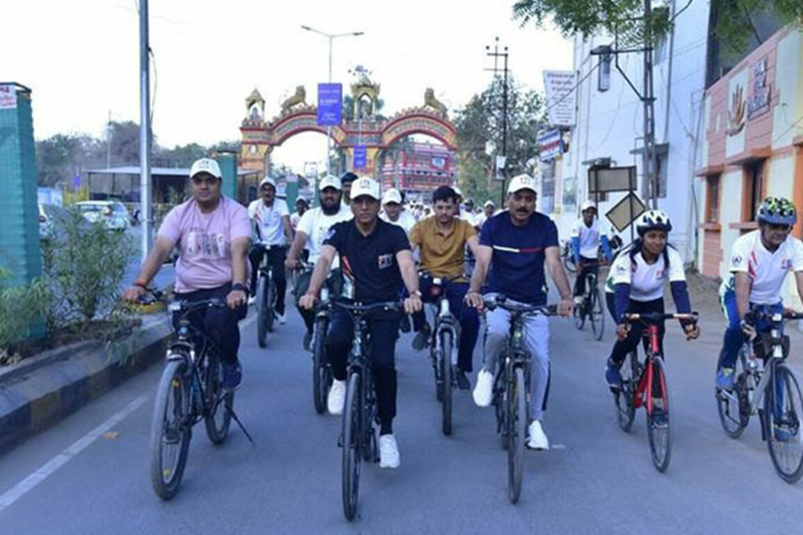 Sports Minister Mandaviya, Kerala CM Pinarayi Vijayan lead Fit India Sundays on cycle event across nation