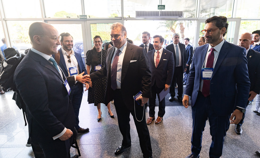 Representante dos EUA no Brasil,  Gabriel Escobar (C), em encontro com mineradoras em SP