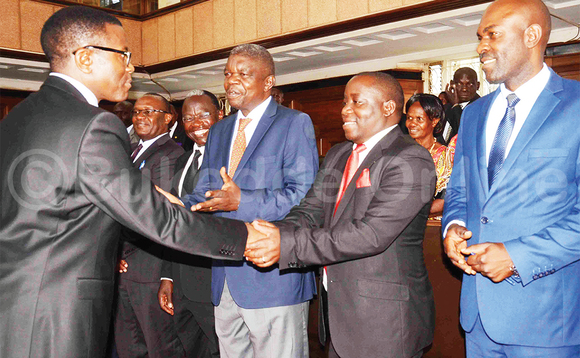 Katikkiro Mayiga ng'abuuza abaami b'amasaza. Wano yabadde abuuza ku Francis Mugumya Ntambaazi ow'essaza ly'e Kabula. Ku kkono ye Pookino Vincent Mayiga ne Muteesa Felix Nsamba ( Mawogola) ku ddyo. Katikkiro Mayiga ng'abuuza abaami b'amasaza. Wano yabadde abuuza ku Francis Mugumya Ntambaazi ow'essaza ly'e Kabula. Ku kkono ye Pookino Vincent Mayiga ne Muteesa Felix Nsamba ( Mawogola) ku ddyo.