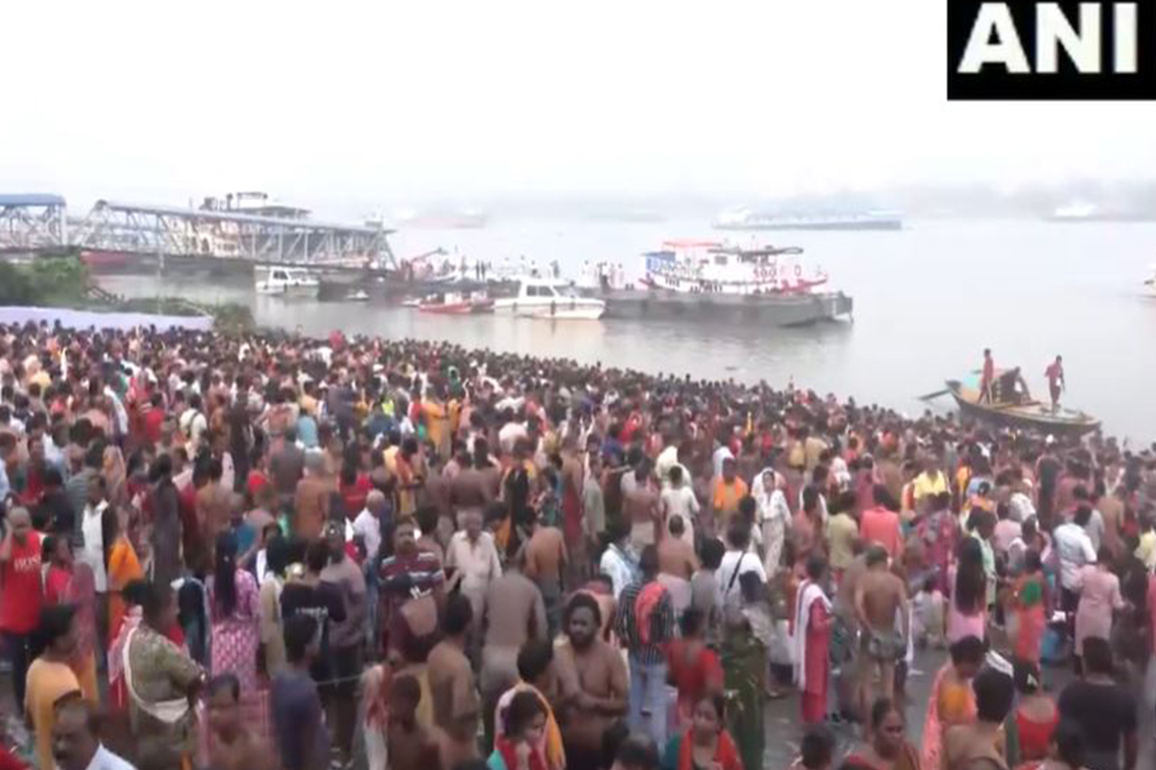 West Bengal: Devotees throng river Ganga for holy dip and prayers Mahalaya Amavasya