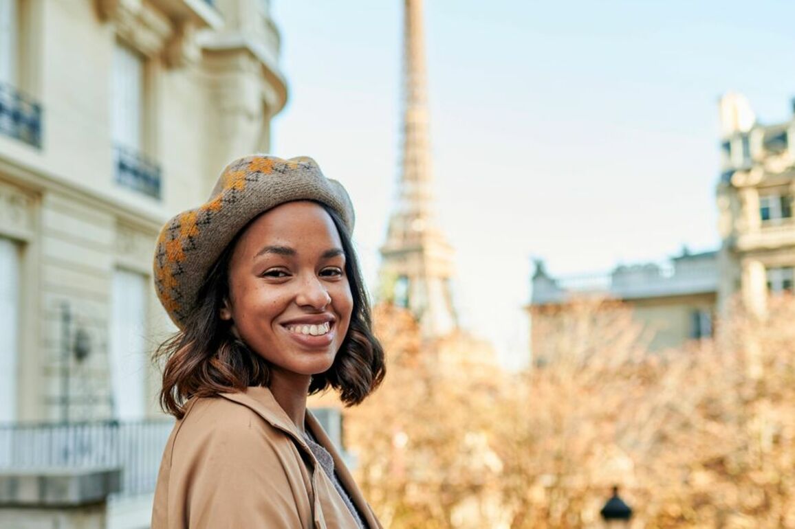 Woman makes mum's dream come true in Paris hotel room and gets priceless reaction