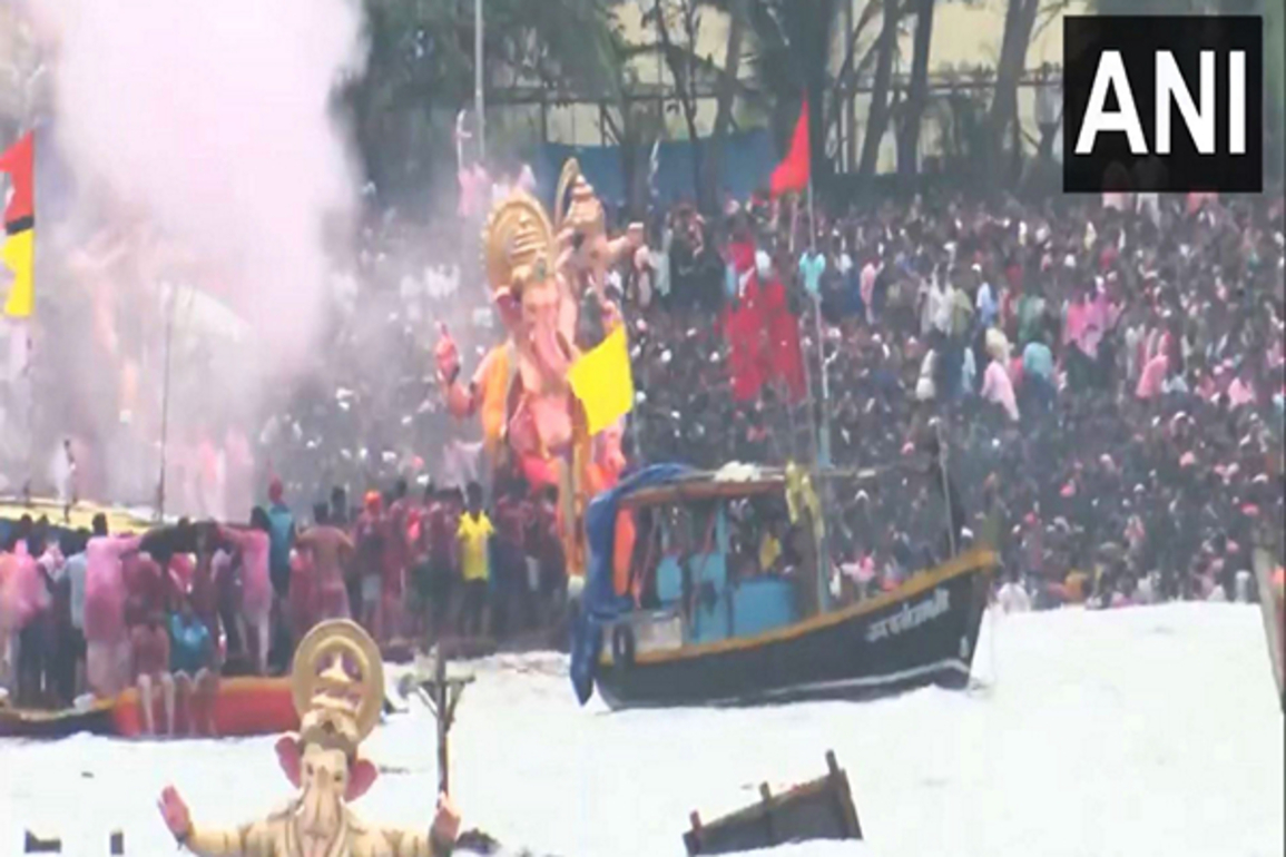 Mumbai: Huge number of devotees take part in immersion of Lord Ganesh idols at Girgaon Chowpatty