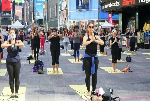 Times Square celebrates IYD with over 3000 yogis