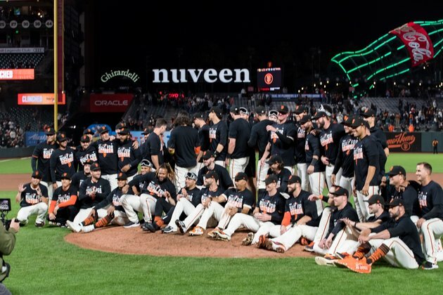 MLB roundup: Giants bomb Padres, clinch playoff berth