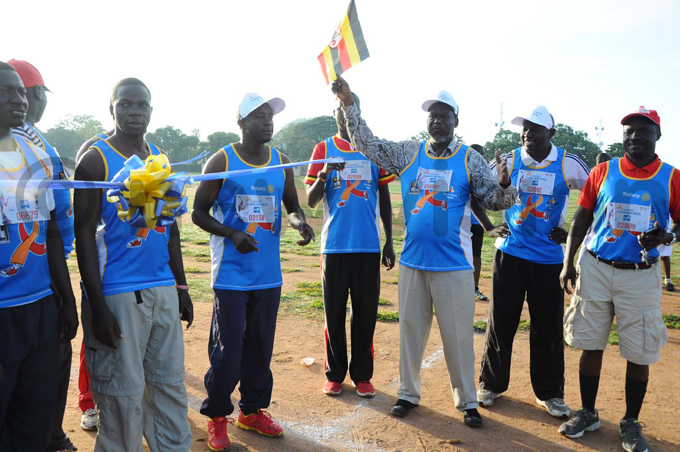 oroti district chairperson eorge icheal gunyu flagging off the runners at oroti uncipal playground hoto by abriel siku