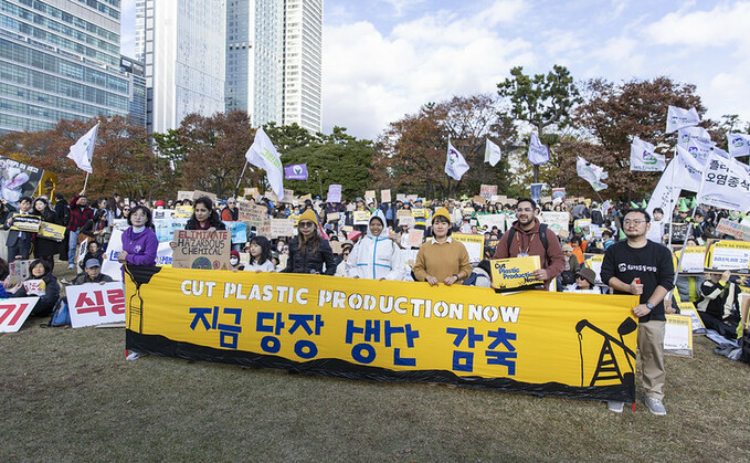 Demonstrators outside the UN plastics talks in Busan, Korea | Credit: UNEP Demonstrators outside the UN plastics talks in Busan, Korea | Credit: UNEP