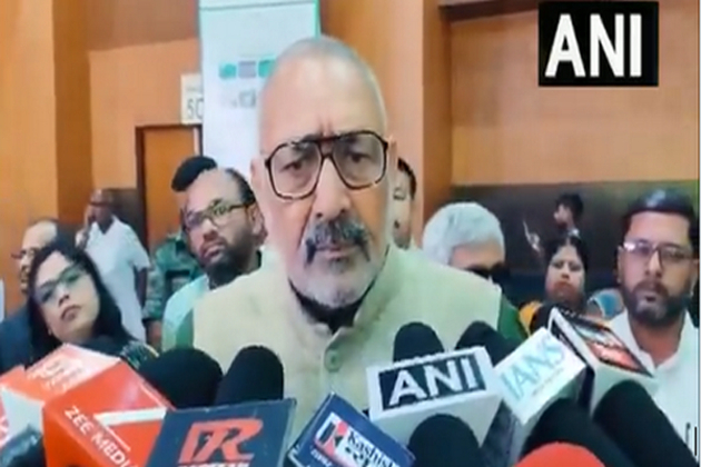 Lalu Yadav is desperate like 'Dhritarashtra' to place his son on throne: Giriraj Singh
