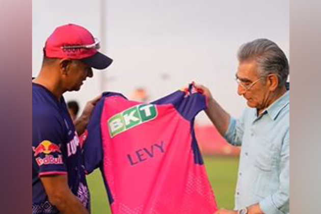 IPL: Rahul Dravid meets 'Schitt's Creek' star Eugene Levy, gifts him 'Rajasthan Royals' jersey