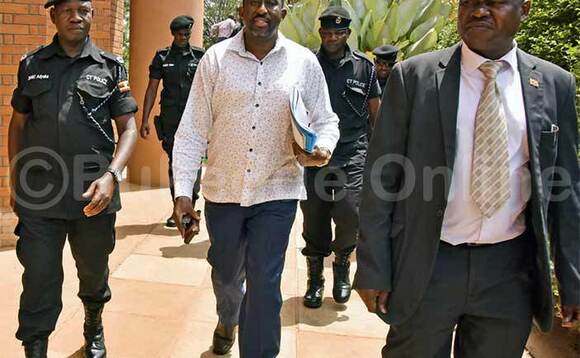 Mugisa owa NFA (wakati) ng’atwalibwa Poliisi okukola sitatimenti. Mugisa owa NFA (wakati) ng’atwalibwa Poliisi okukola sitatimenti.