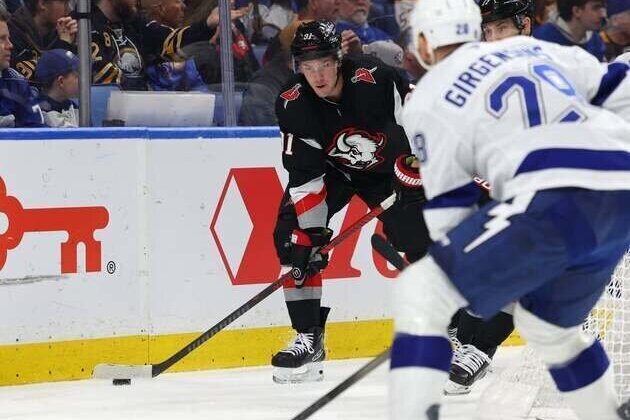 NHL roundup: Sizzling Sabres edge Lightning as teams total 15 goals