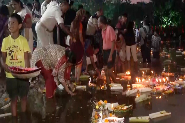 Odisha: Devotees gather for 'Boito Bandana on Kartik Purnima'