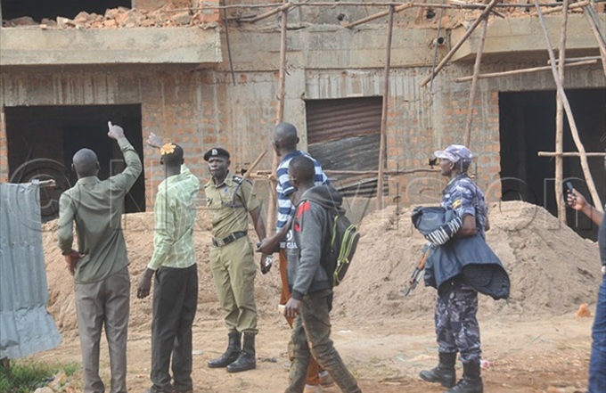   olice fficers inspecting the site  