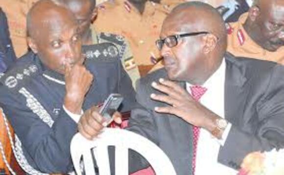 Kayihura ne Tumukende Pulezidenti Museveni be yakutte ku nkoona Kayihura ne Tumukende Pulezidenti Museveni be yakutte ku nkoona