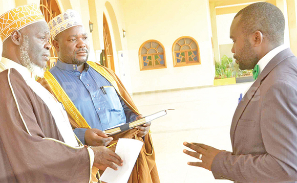 Mufti Mubajje (ku kkono) ne Hajji Ramathan Mugalu nga bawuliriza puliida wa Kitatta, emmanuel turyomwe oluvannyuma lw’okubalemesa okulaba Kitatta eggulo. Mu katono y’ebbaluwa eyabawadde olukusa okugenda okumulaba. Mufti Mubajje (ku kkono) ne Hajji Ramathan Mugalu nga bawuliriza puliida wa Kitatta, emmanuel turyomwe oluvannyuma lw’okubalemesa okulaba Kitatta eggulo. Mu katono y’ebbaluwa eyabawadde olukusa okugenda okumulaba.