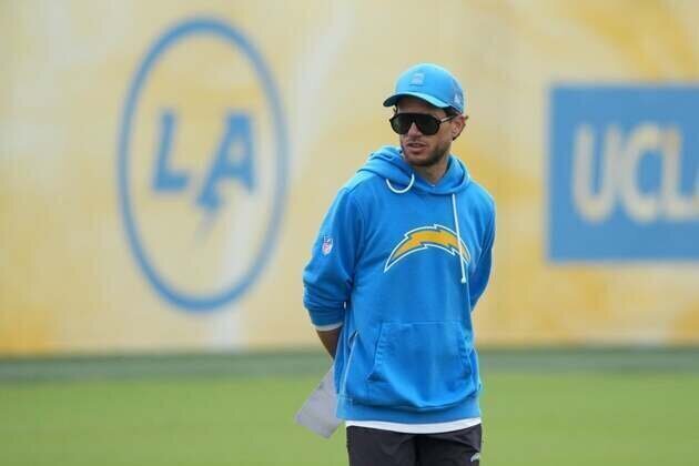 Chargers OC Mike McDaniel in NFL accelerator program