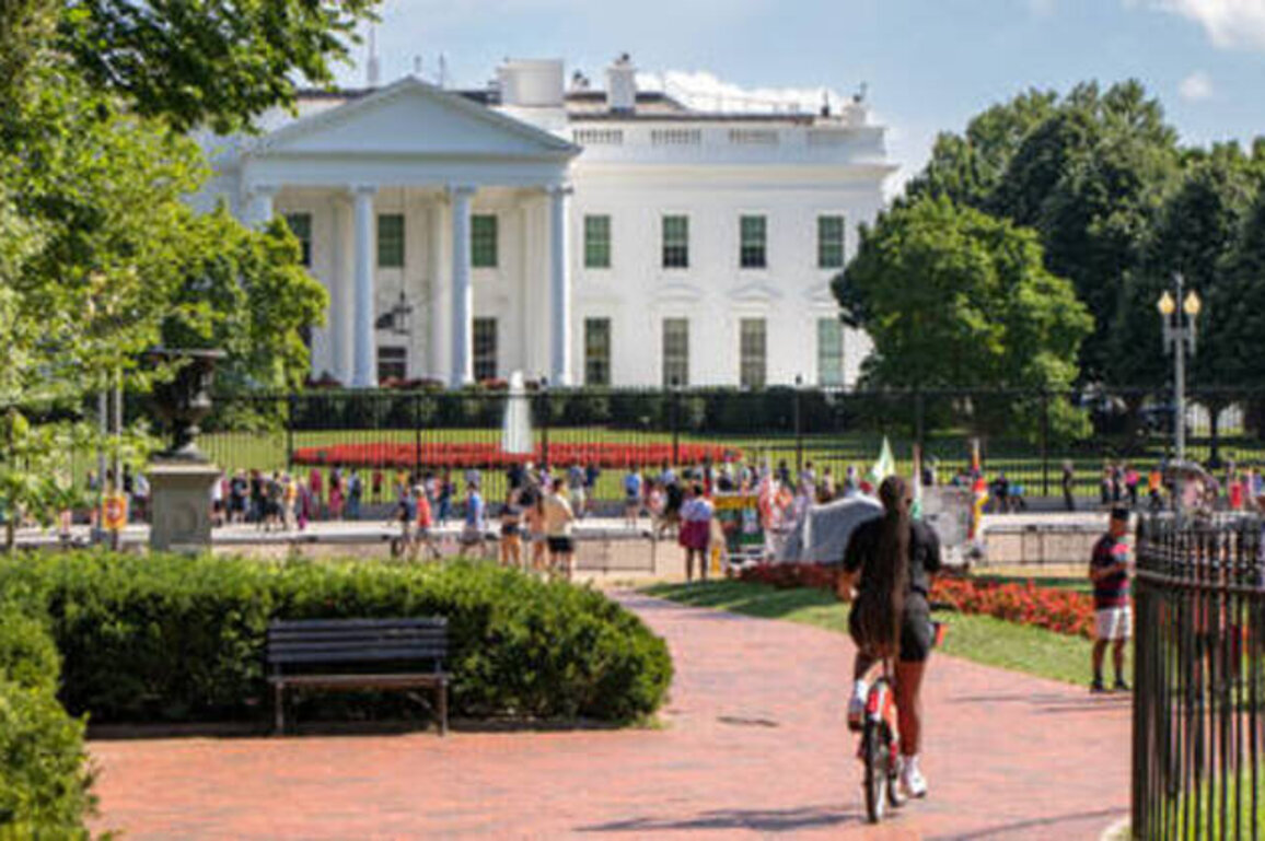 White House warns staff over Iran war bets - media