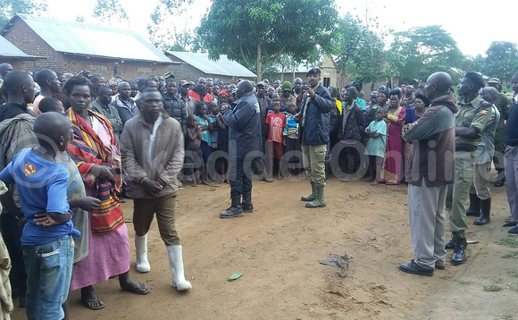 Ofiisa wa Poliisi ng'agumya abatuuze b'e Bugoloobi oluvannyuma lw'abazigu okubazinda n'ebijambiya n'emiggo ne balumya abantu 10. EBIFAANANYI BYA MARIA NAKYEYUNE Ofiisa wa Poliisi ng'agumya abatuuze b'e Bugoloobi oluvannyuma lw'abazigu okubazinda n'ebijambiya n'emiggo ne balumya abantu 10. EBIFAANANYI BYA MARIA NAKYEYUNE