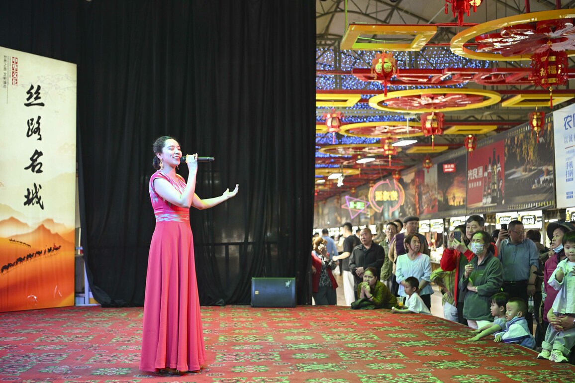 ChineseToday | Artist enliven Hotan night market with song and dance