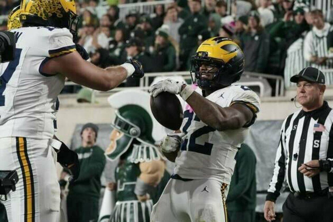 Justice Haynes (2 TDs), carries No. 25 Michigan past Michigan State