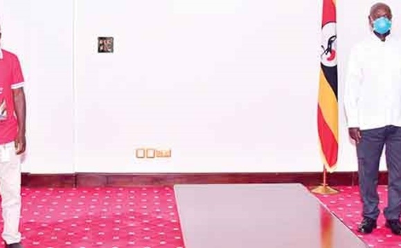 Omukwanaganya w’ekibiina kya NUP eyayanjulidde Pulezidenti Museveni enteekateeka ezaabadde zikolebwa ku kwegugunga. Omukwanaganya w’ekibiina kya NUP eyayanjulidde Pulezidenti Museveni enteekateeka ezaabadde zikolebwa ku kwegugunga.