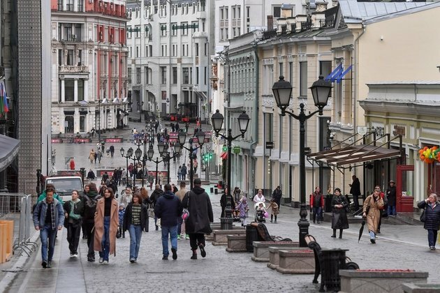 Russia shrugging off sanctions Bloomberg