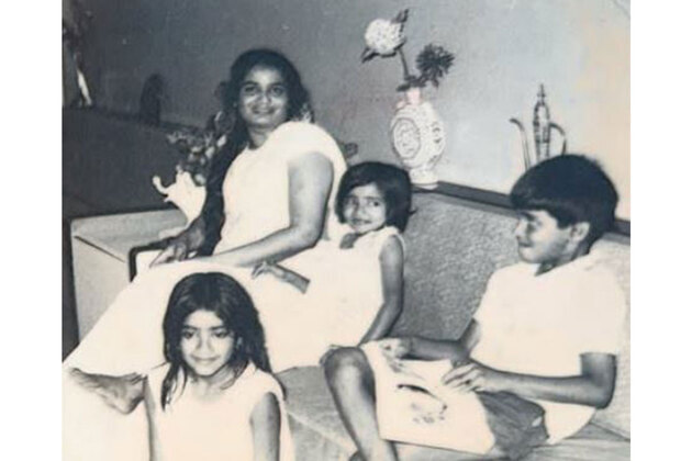 Suniel Shetty marks Raksha Bandhan with his sisters; calls them a 'piece of home'