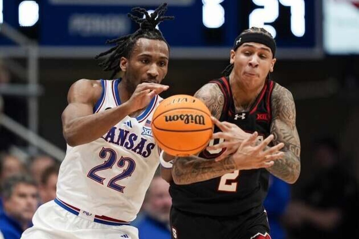Flory Bidunga's double-double, 7 blocks lift No. 11 Kansas over Utah