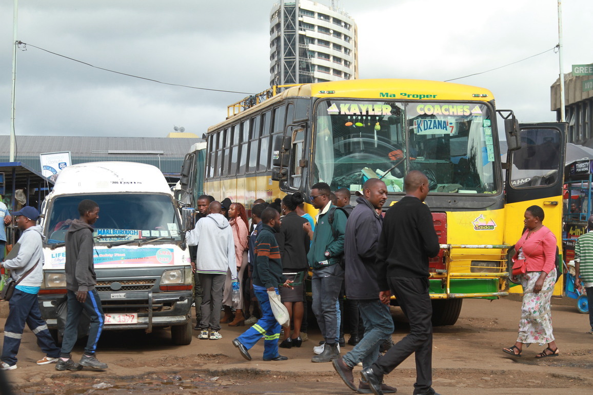 ZIMBABWE-HARARE-MIDDLE EAST CRISIS-RISING FUEL PRICES-COMMUTERS