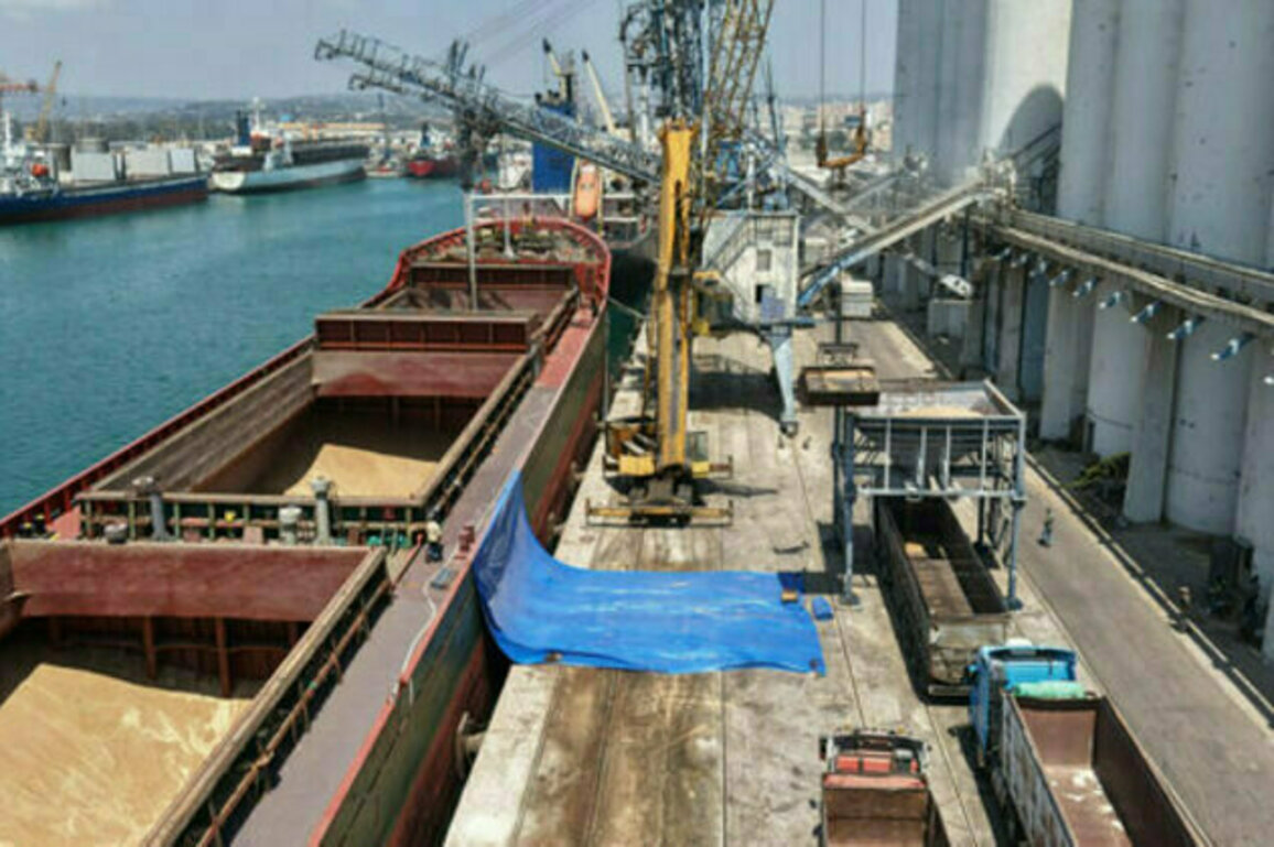 A cargo ship of 8000 tons of wheat reach Tartous Port