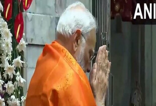 PM Modi offers prayers at Dwarkadhish Temple in Gujarat