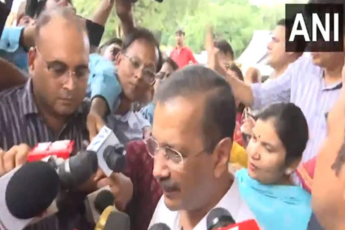 AAP chief Arvind Kejriwal inspects flood affected areas in Delhi, urges aid and support from government