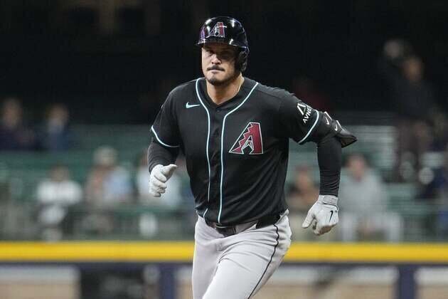 Diamondbacks dig out of small hole, overpower Brewers