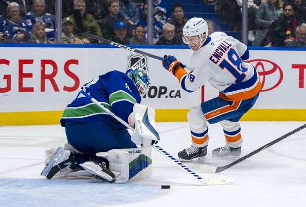 Islanders ease past Canucks, extend point streak to 5