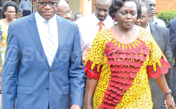 Katikkiro Mayiga (owookubiri ku kkono), Minisita Sarah Opendi, ne Minisita Mukwaya nga batuuka ku mukolo. Katikkiro Mayiga (owookubiri ku kkono), Minisita Sarah Opendi, ne Minisita Mukwaya nga batuuka ku mukolo.