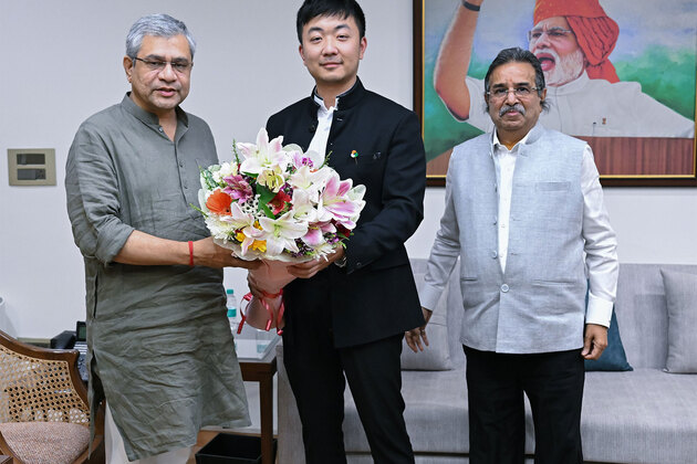 Nothing CEO Carl Pei meets Ashwini Vaishnaw, announces USD 100 mn manufacturing JV in India