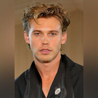 Austin Butler explains how an "edible" led to his awkward dance moves at Bad Bunny's concert