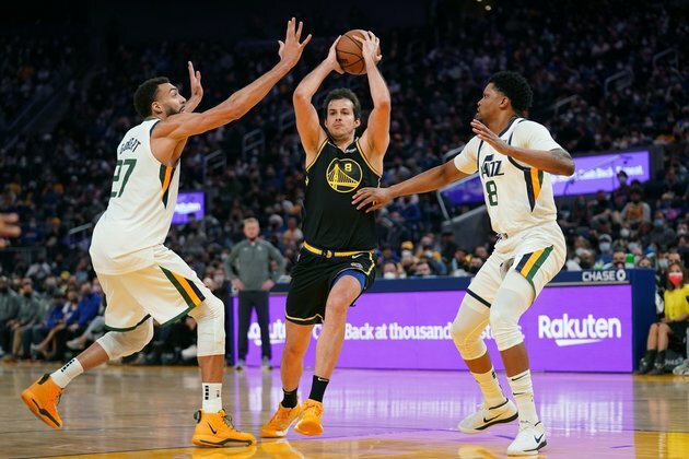 Warriors survive tense final minutes to defeat Jazz
