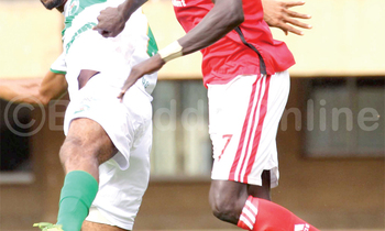 Tony Odur (ku kkono) ng'agezaako okuggya omupiira ku muzannyi wa Volcan Club de Moroni ku Lwomukaaga. Tony Odur (ku kkono) ng'agezaako okuggya omupiira ku muzannyi wa Volcan Club de Moroni ku Lwomukaaga.