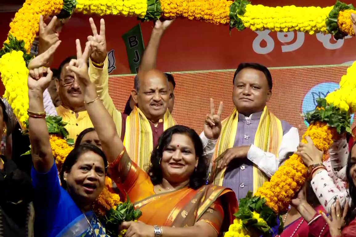 Odisha CM Majhi celebrates BJP's electoral success with party MP Manmohan Samal on Bhubaneswar